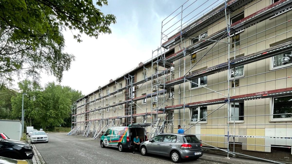 Eingerüstete Wohngebäude während der energetischen Sanierung in Kempten