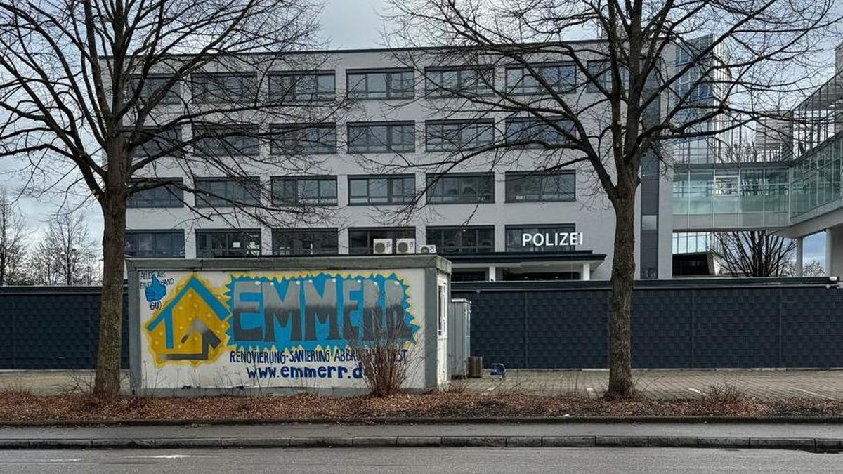 Gebäude der Polizeiinspektion Augsburg Ost hinter dem Bauzaun mit Bautafel der EMMERR UG