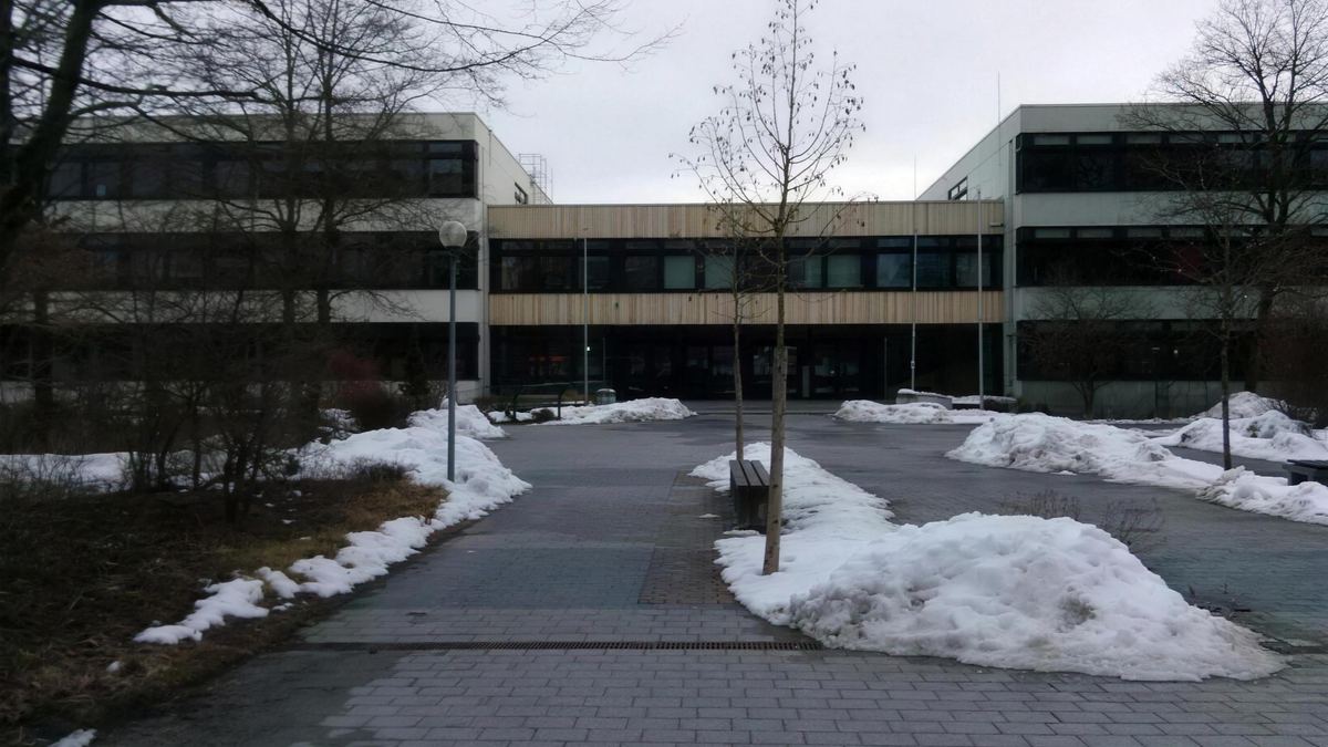 Schulgebäude des Ernst-Mach-Gymnasiums vor Entkernung und Schadstoffsanierung