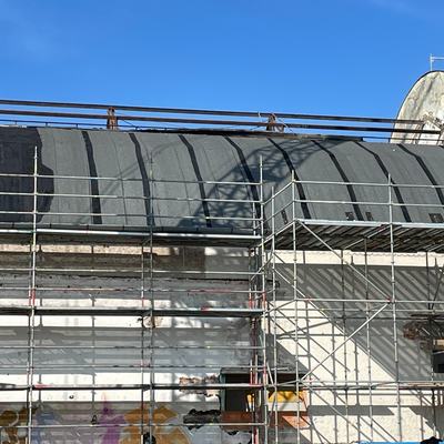 Eingerüstetes Tonnendach der Halle von außen