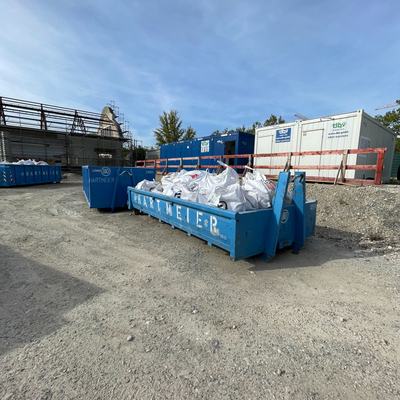 Container mit verpacktem Material vor der Halle