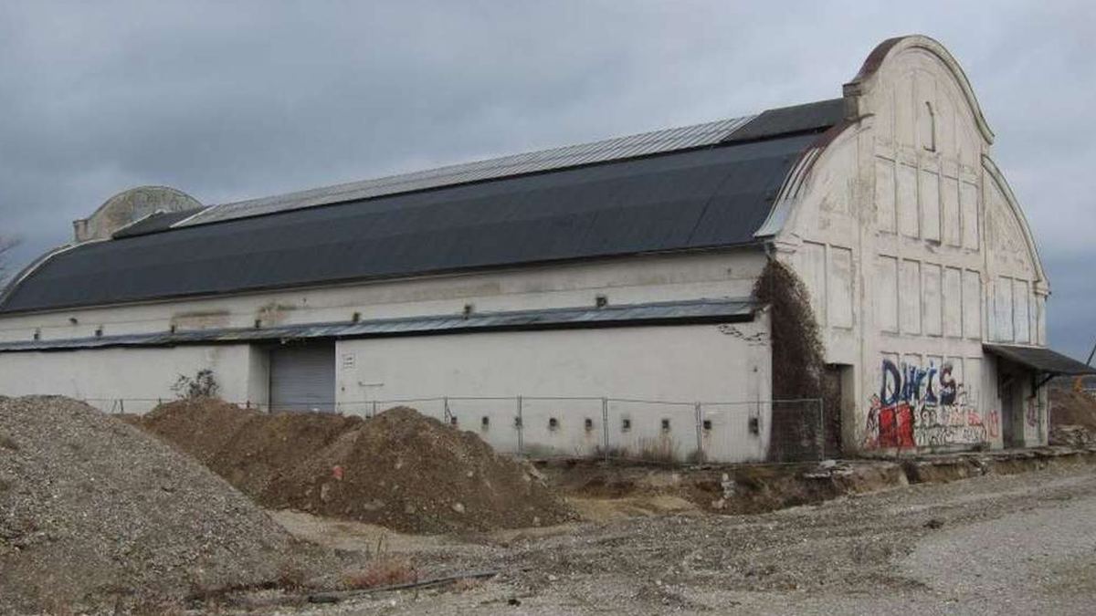 Ehemalige Fabrikhalle der Eggenfabrik in München vor dem Umbau zum Actionsportzentrum