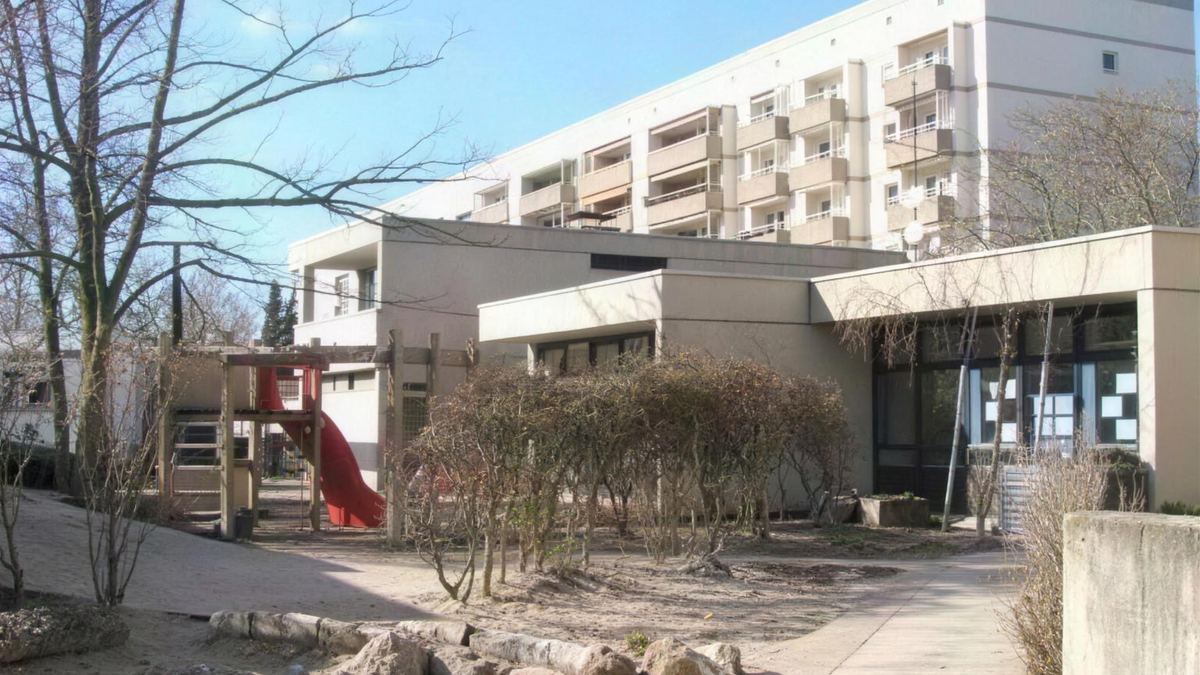 Kindergarten St. Michael mit Außenspielbereich vor Beginn der Rückbauarbeiten