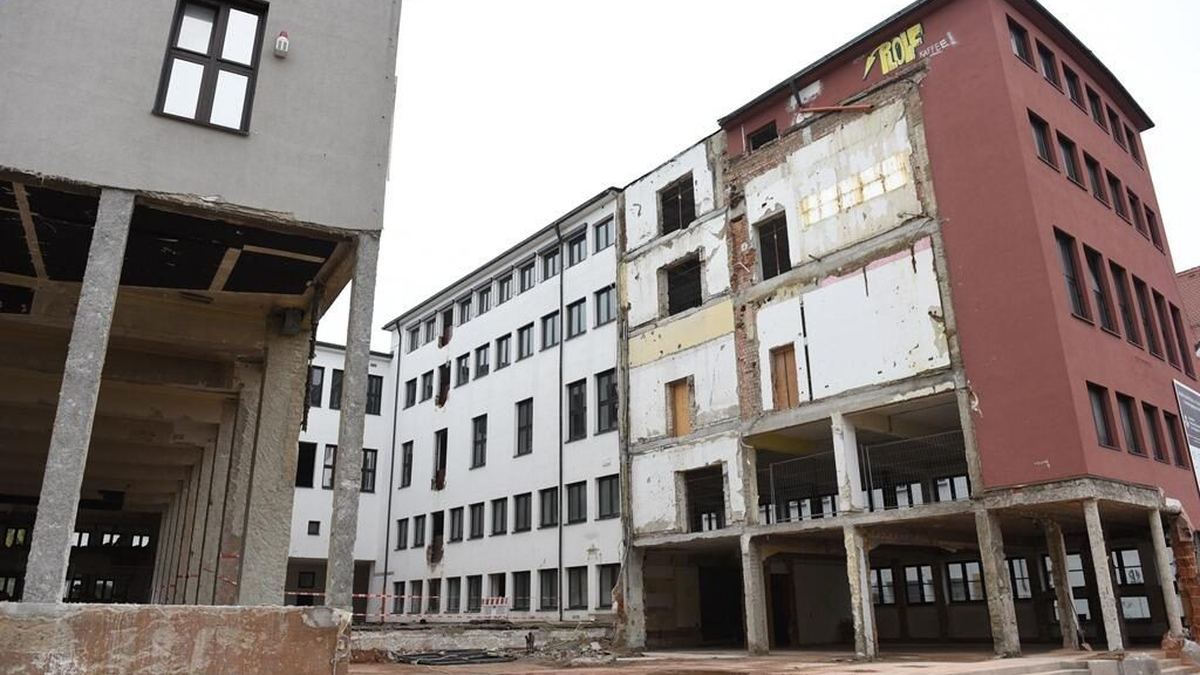 Entkerntes Gebäude mit freigelegten Stahlbetonstützen bei der Generalsanierung Hafnerberg